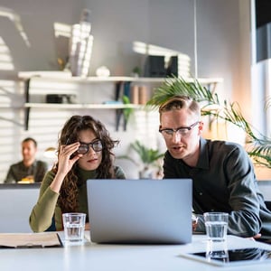businessman-and-woman-clients-talking-strategy-with-laptop