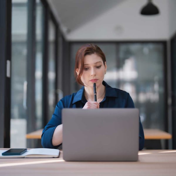 young-businesswoman-with-a-serious-expression-concentrating