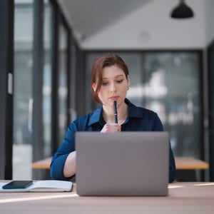 young-businesswoman-with-a-serious-expression-concentrating